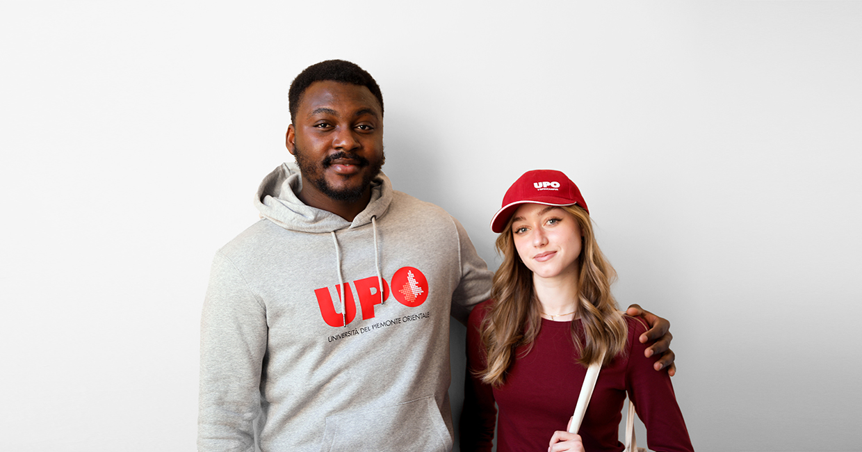 Due studenti indossano abbigliamento con il logo dell’Università del Piemonte Orientale.