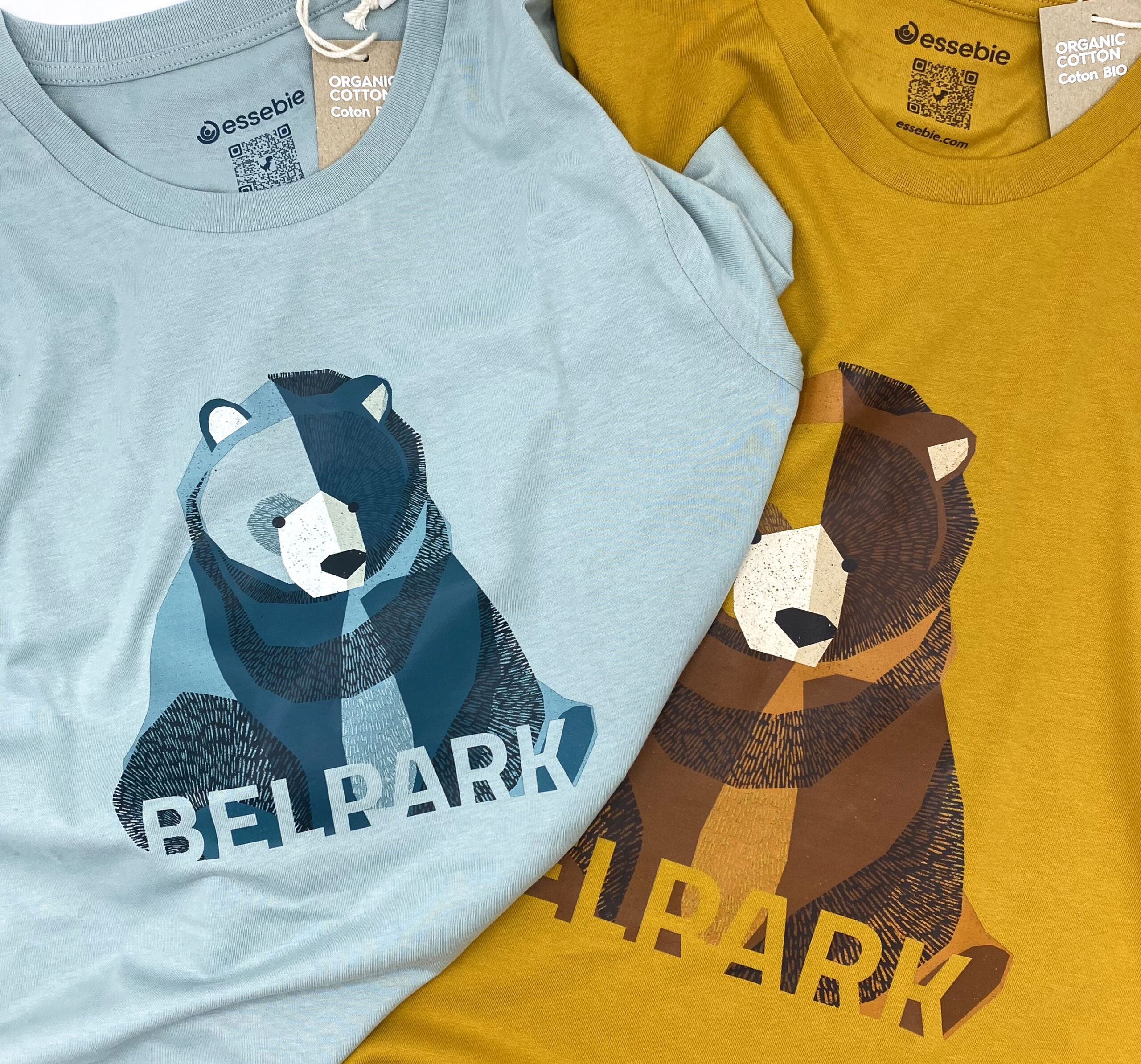Due t-shirt colorate con illustrazione stilizzata di un orso, realizzate per BelPark.