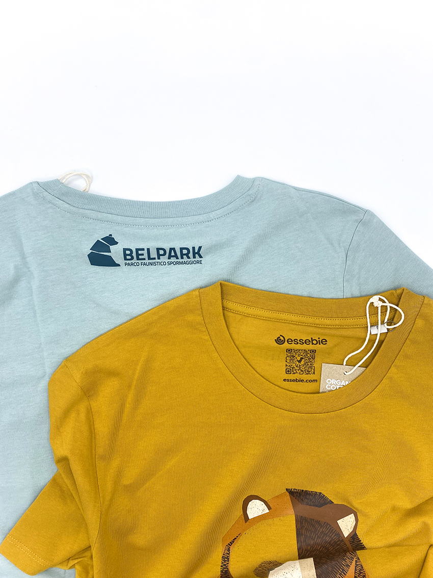 Due t-shirt colorate con illustrazione stilizzata di un orso, realizzate per BelPark.