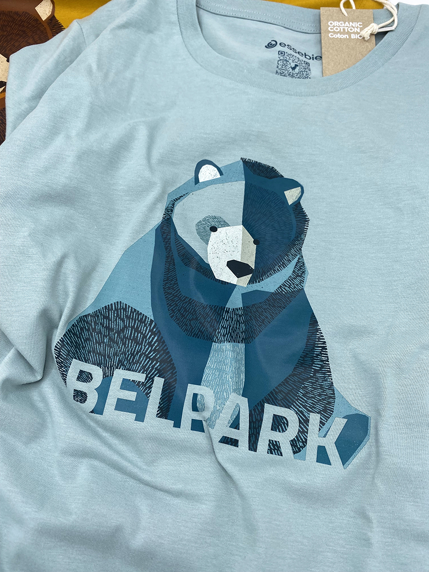 T-shirt azzurra in cotone biologico con orso stilizzato e scritta “BELPARK”.