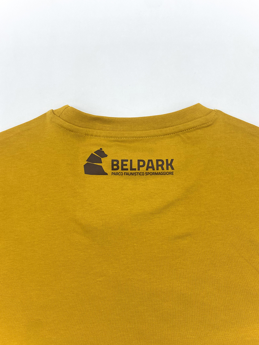 Retro di una t-shirt gialla con il logo BelPark stampato sotto il colletto.