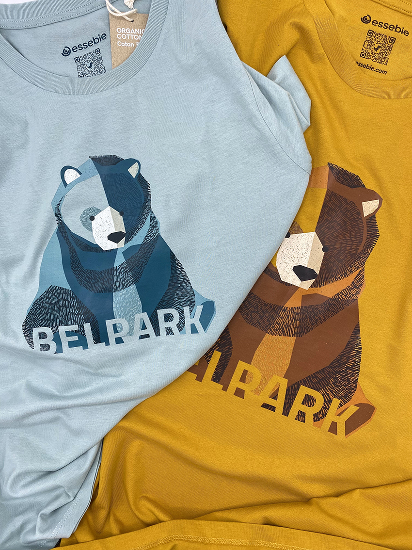 Due t-shirt colorate con illustrazione stilizzata di un orso, realizzate per BelPark.