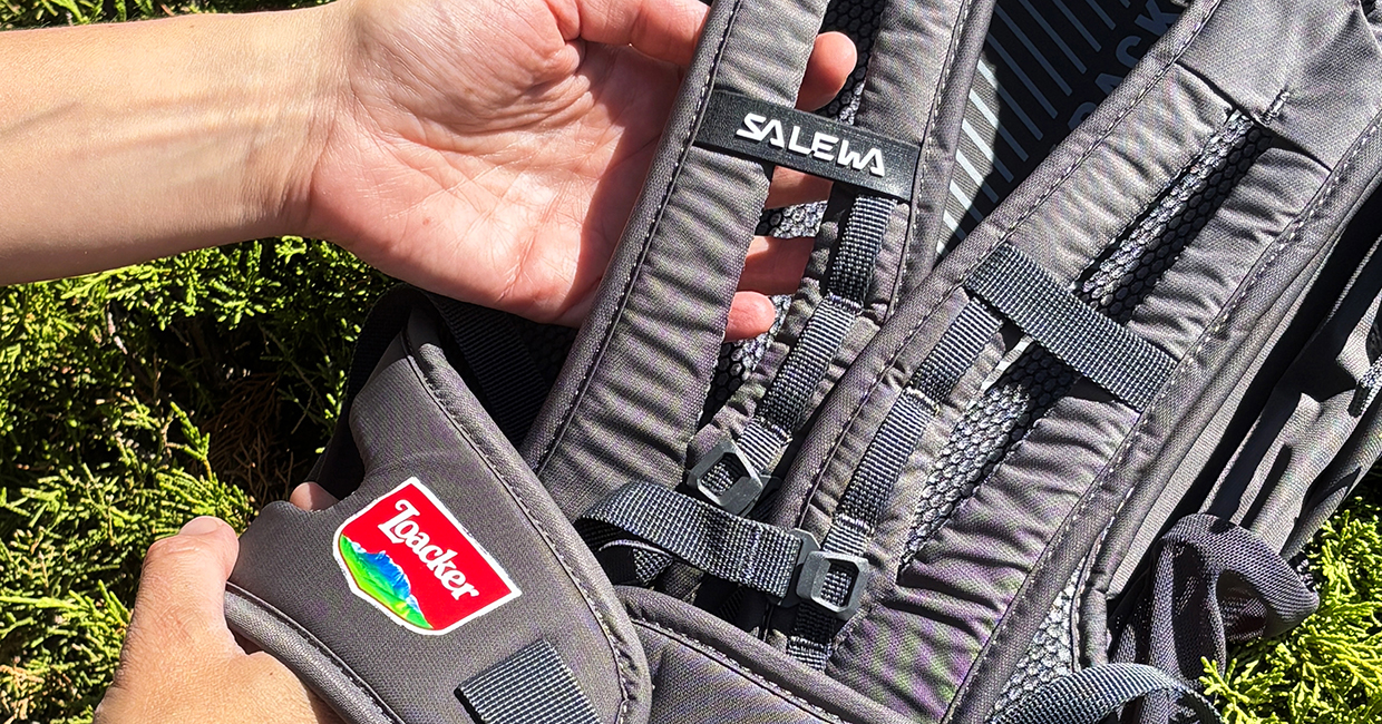 Dettaglio di uno zaino Salewa personalizzato con logo Loacker sulla fascia lombare.