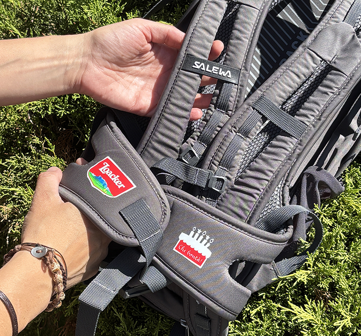 Zaino Salewa personalizzato con logo Loacker e grafica “Ribelli in vetta” sulla fascia lombare